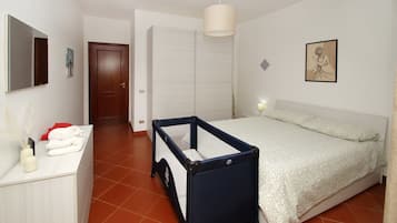1 Schlafzimmer, Zimmersafe, Schreibtisch, Bügeleisen/Bügelbrett