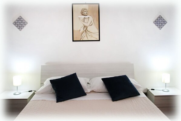 1 makuuhuone, tallelokero huoneessa, työpöytä, silitysrauta/-lauta