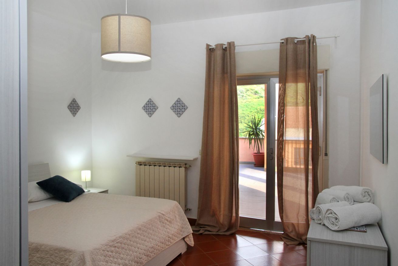 1 slaapkamer, een kluis op de kamer, een bureau