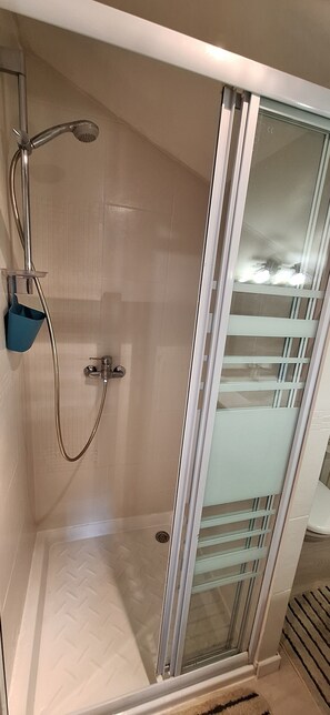 Shower, hair dryer, towels, soap - o\tSelf-contained studio in house 3 km from Annecy town center, (Seynod)