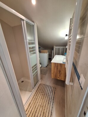 Ducha, secador de pelo, toallas, jabón