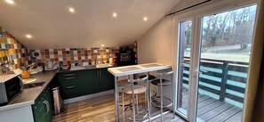 Private kitchen - o\tSelf-contained studio in house 3 km from Annecy town center, (Seynod)