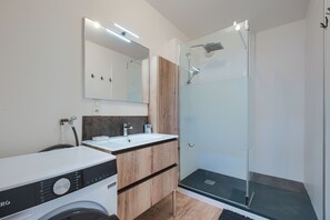 Een douche, handdoeken