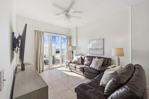 TV, books - Seaspray (101A) (Destin)