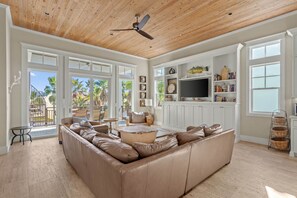 Smart TV, books - SEA E O (Miramar Beach)