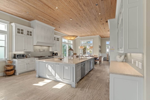Fridge, microwave, oven, stovetop - SEA E O (Miramar Beach)