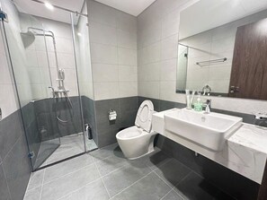 Ducha, secador de pelo, bidet, toallas