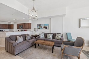 TV, books - Seabreeze (101B) (Destin)