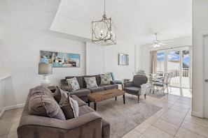TV, books - Seabreeze (101B) (Destin)