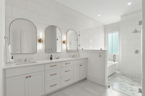 Shower, hair dryer, towels, soap - Anchors Aweigh (Seacrest)