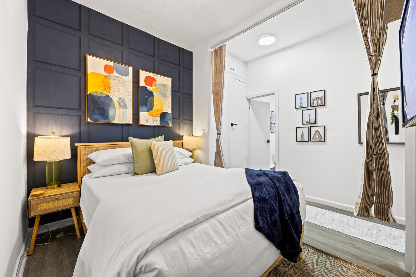 2 Schlafzimmer, Schreibtisch, Bügeleisen/Bügelbrett, Reisekinderbett