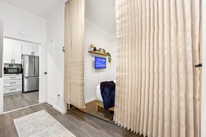 2 habitaciones, escritorio y tabla de planchar con plancha 