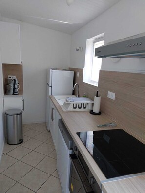 Wasserkocher mit Kaffee-/Teezubehör, Kühlschrank, Mikrowelle, Ofen