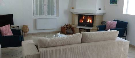 Smart-TV, peis og bøker