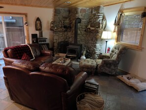Smart-TV, Kamin, DVD-Player, Tischtennisplatte