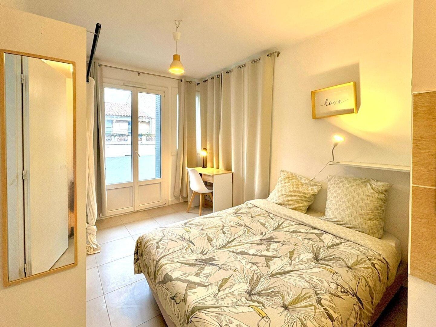 Een bureau, een strijkplank/strijkijzer, internet, beddengoed