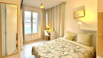 Escritorio, tabla de planchar con plancha y acceso a internet