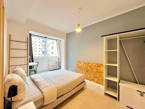 Escritorio, tabla de planchar con plancha y acceso a internet 