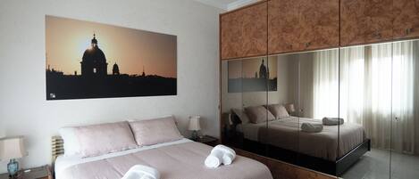 Bureau, fer et planche à repasser, lit parapluie, Wi-Fi gratuit