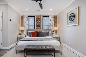 Desk, iron/ironing board, WiFi, bed sheets - Music City Memories Downtown - Parking Included (Nashville)