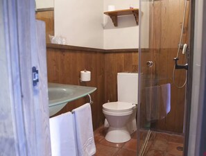 Hair dryer, towels, soap - Cozy 1-bedroom farmhouse in serene Jomezana de Abajo with AC (Lena)