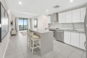 Private kitchen - Cozy, modern 2-bedroom condo in the heart of downtown Miami -free valet parking. (Miami)