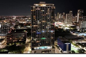 Exterior - Cozy, modern 2-bedroom condo in the heart of downtown Miami -free valet parking. (Miami)