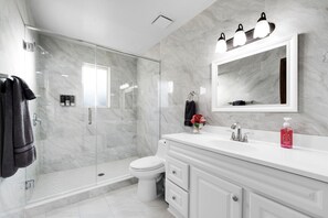 Hair dryer, towels, soap, toilet paper - Spacious 4BR/2BA Fam Haven with quick commute (Jacksonville)