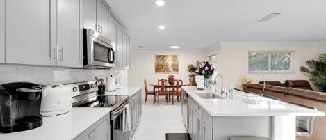 Mikroaaltouuni, uuni, liesi, astianpesukone