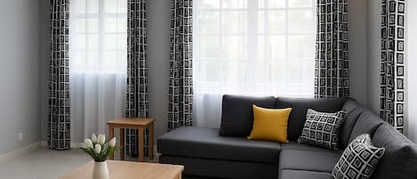 Cabane, 3 chambres, balcon, vue lac | Coin séjour