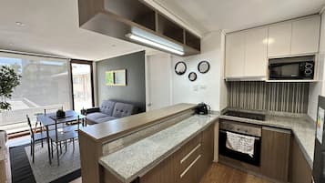 Frigorífico grande, microondas, horno y placa de cocina