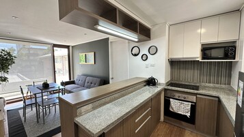 Frigorífico grande, microondas, horno y placa de cocina