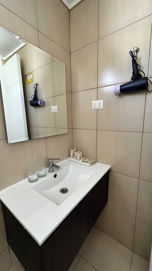 B2 Depto  Doble | Phòng tắm | Vòi sen/bồn tắm kết hợp, máy sấy tóc, khăn tắm, xà phòng 