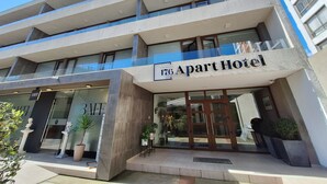 Un hotel de varios pisos con un letrero que dice "176 Apart Hotel".
