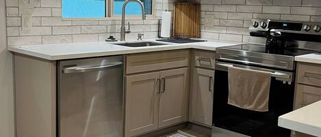 Refrigerador, microondas, horno y parrilla de estufa