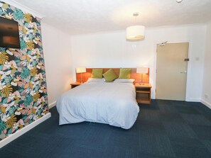 1 habitación, decoración personalizada y muebles diferentes 