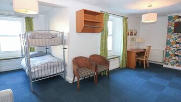 1 kamar tidur dan didekorasi berbeda-beda