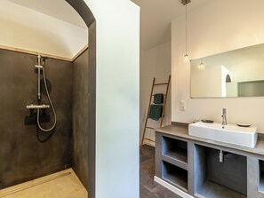 Shower, hair dryer, towels - La Cascade des Souvenirs: Vacation rental just a short walk from Vaison (Vaison-la-Romaine)
