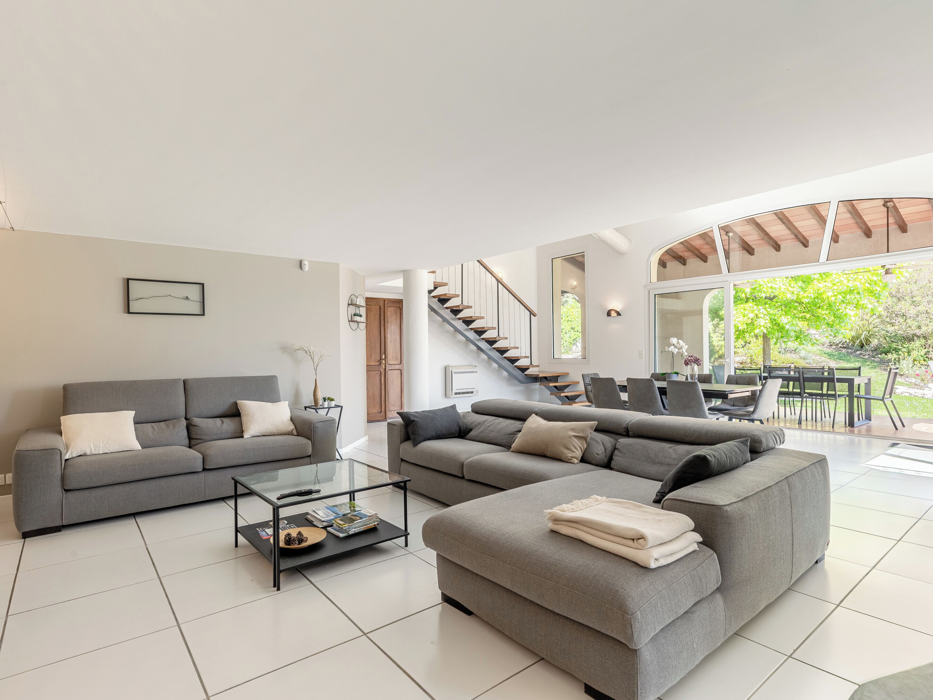 Televisie, een open haard en boeken