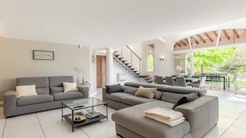 Televisie, een open haard en boeken