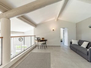 Een televisie, een open haard en boeken