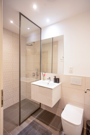 Shower, eco-friendly toiletries, towels, soap - Exclusive New Executive Studio Apartment at The Bantree (Accra)