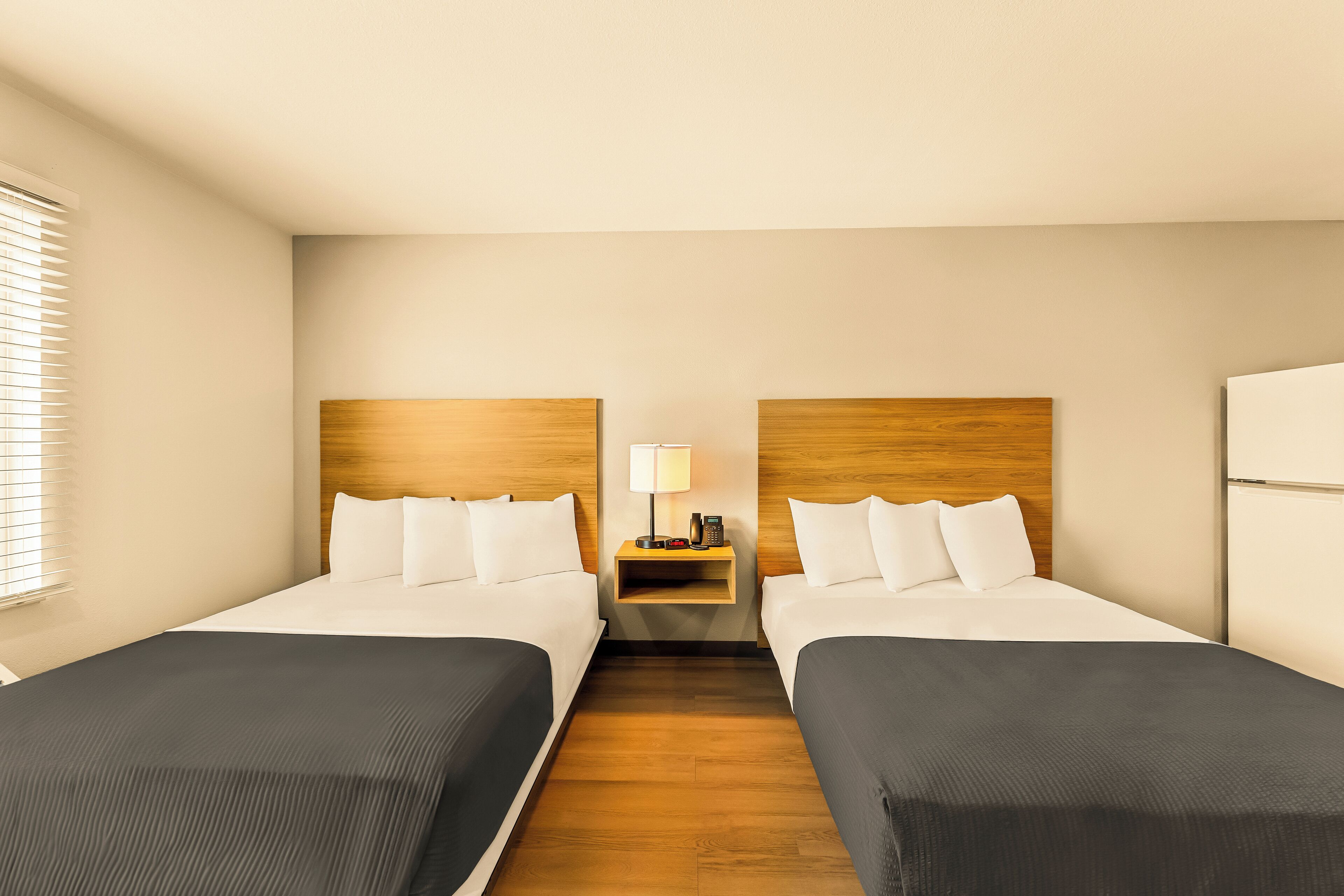 Habitación doble estándar, 2 camas Queen size, acceso para personas con movilidad reducida, cocina | Espacio para trabajar con laptop, wifi gratis y ropa de cama 