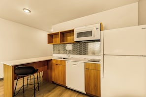 Standaard studio, 1 kingsize bed, niet-roken, keuken | Privékeuken | Een koelkast/vriezer, een magnetron, een kookplaat, een vaatwasser