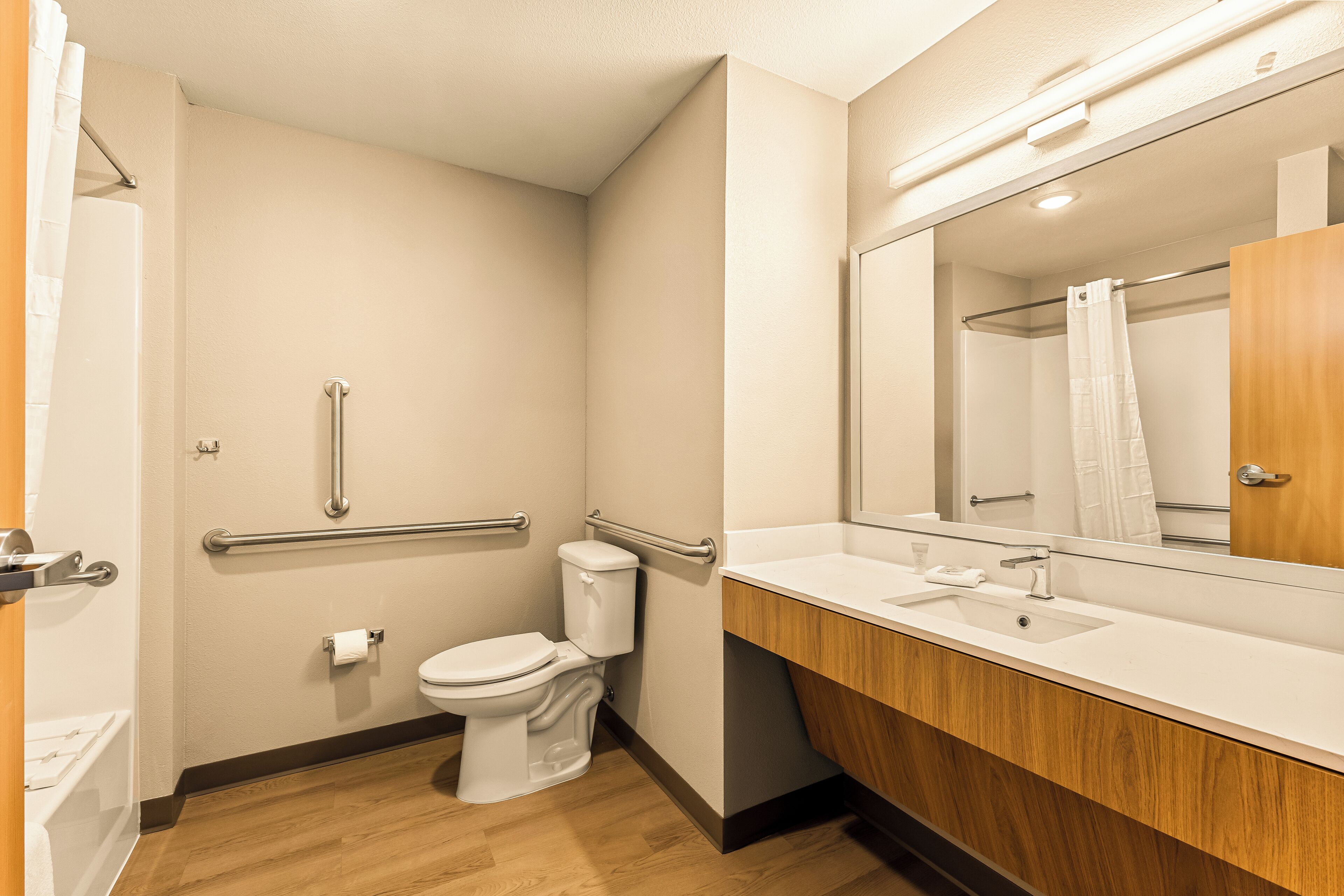 Standard Studio, Mobility Accessible, Kitchen | Bathroom | Combined shower/bathtub, towels, soap, shampoo