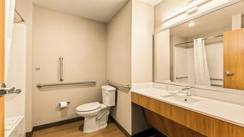 Standard Studio, Mobility Accessible, Kitchen | Bathroom | Combined shower/bathtub, towels, soap, shampoo
