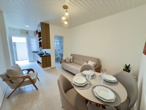 Basic Apartment | Living area - Juquehy Studios (São Sebastião)