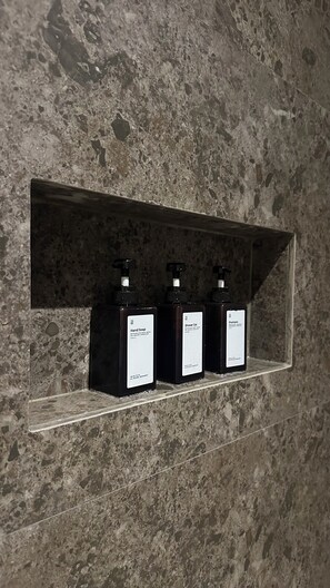 Luksusvilla, privat basseng, bassengutsikt | Bad | Dusj, håndklær, såpe og sjampo