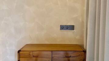 Premium bedding, down duvets, laptop workspace, free WiFi