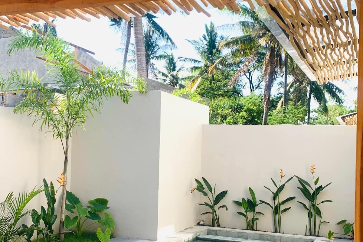 Premium bedding, down duvets, laptop workspace, free WiFi